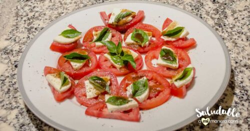 Ensalada caprese italiana con aderezo balsámico