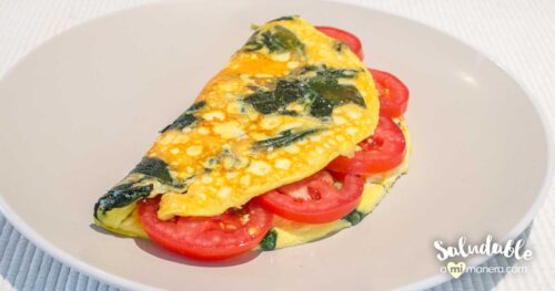 Omelette con yogurt griego, espinaca y jitomate