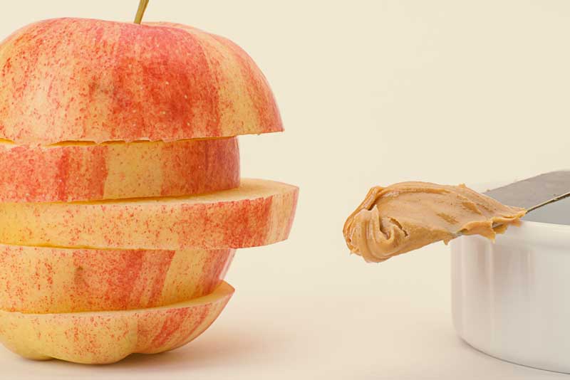 10 ideas de bocadillos saludables manzana con mantequilla de cacahuate