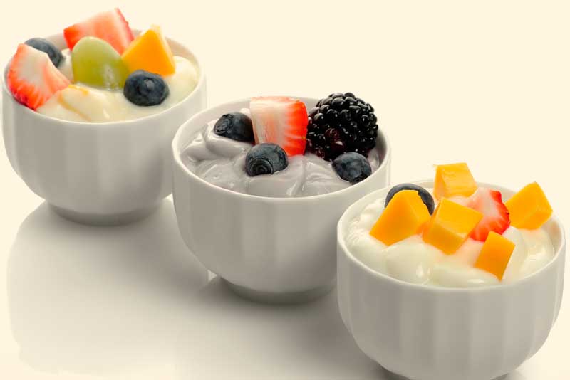 yogurt con fruta 10 ideas de bocadillos saludables para el antojo nocturno