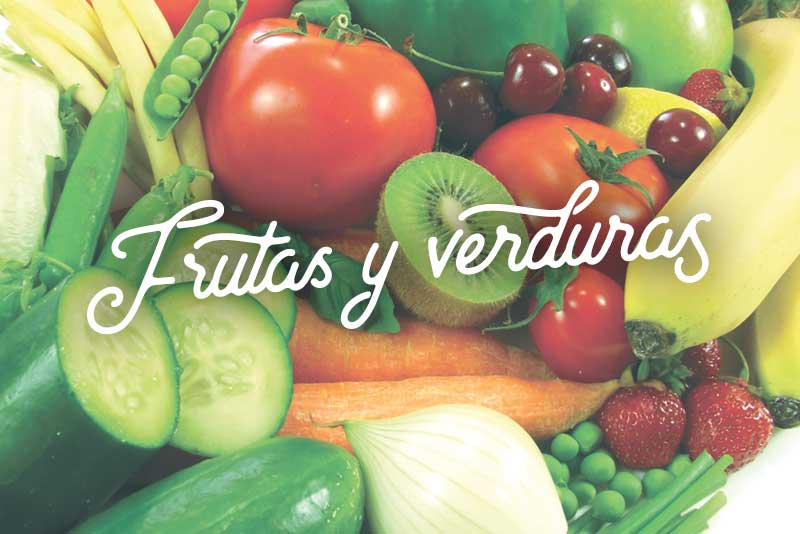Frutas y verduras en refrigerador saludable