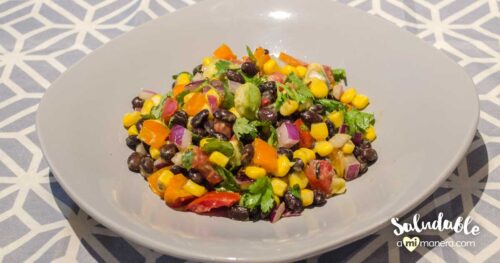 Ensalada multicolor vegetariana con frijoles negros y aderezo de limón