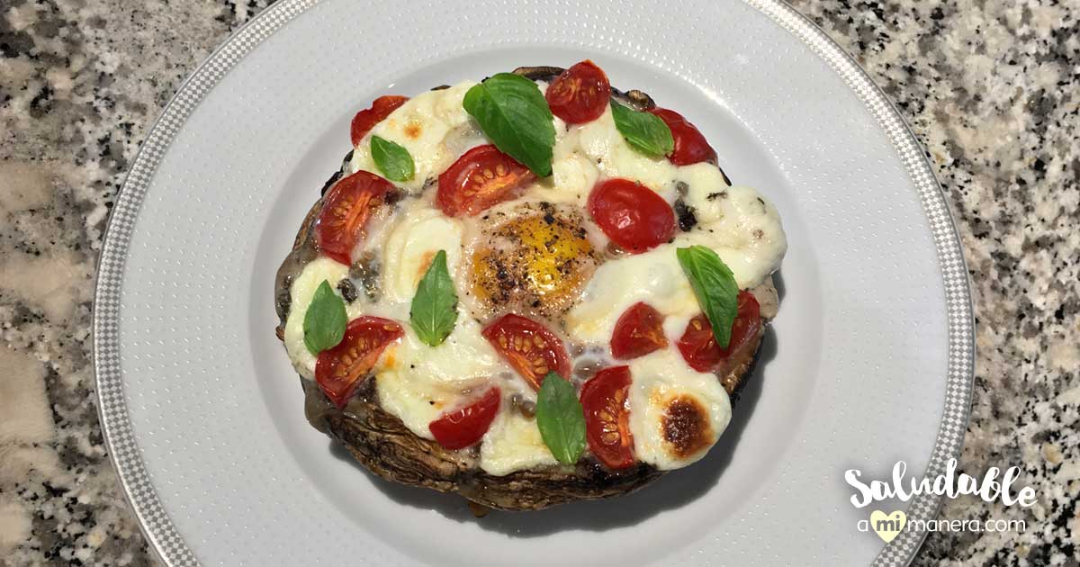 Portobello al horno con huevo, mozzarella y tomates cherry