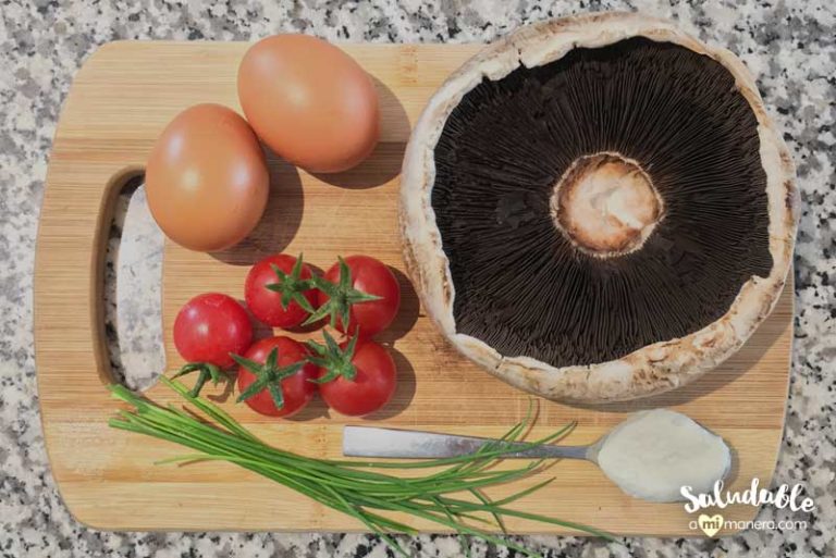 Portobello al horno con huevo, mozzarella y tomates cherry