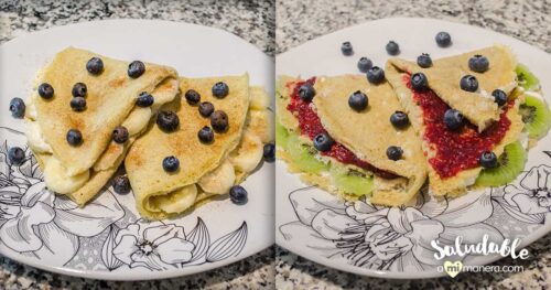 Crepas de avena rellenas de fruta y queso crema