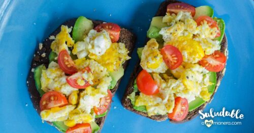 Sándwich abierto de aguacate, huevo y tomate