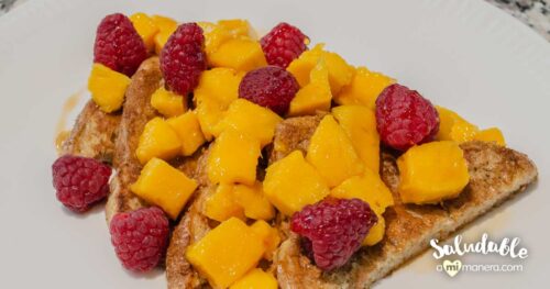 Pan tostado francés con mango y frambuesa