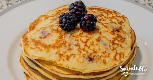 Pancakes de avena, yogurt griego y zarzamoras