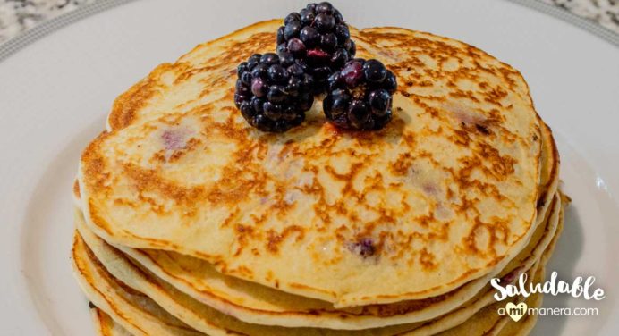 Pancakes de avena, yogurt griego y zarzamoras