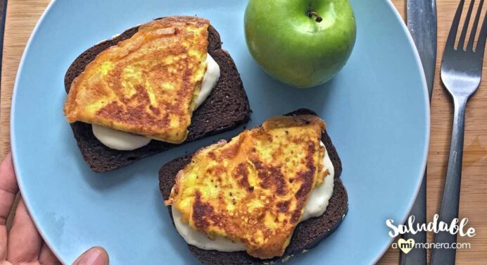 Sándwich abierto de omelet y mozzarella