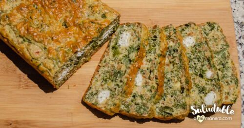 Pan de kale y moringa con queso de cabra