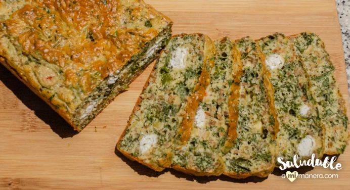 Pan de kale y moringa con queso de cabra