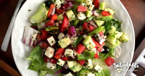 Ensalada griega con lechuga y aderezo de limón