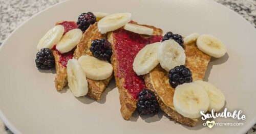 Pan tostado francés con plátano y zarzamoras