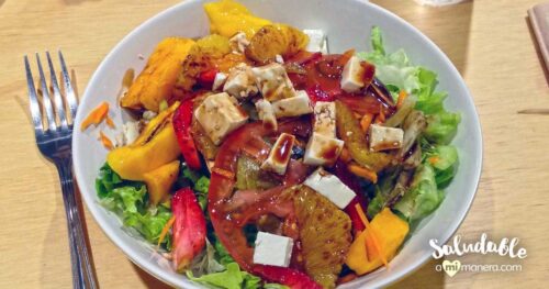 Ensalada con naranja, mango y fresa estilo tucán