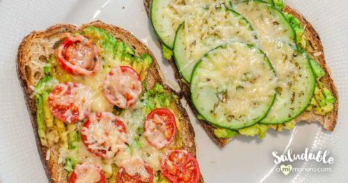 Tostadas de aguacate con pepino y tomates cherry