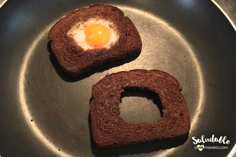 huevos en canasta con pan de centeno