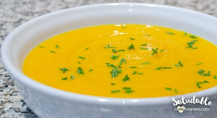 Crema de zanahoria con chayote y yogurt griego