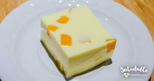 Gelatina de piña con yogurt griego y mango