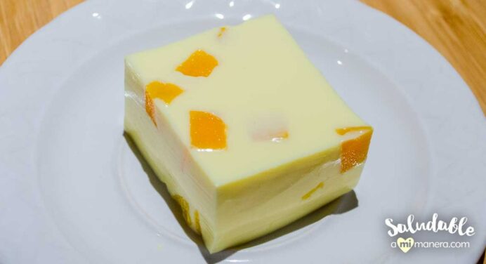 Gelatina de piña con yogurt griego y mango