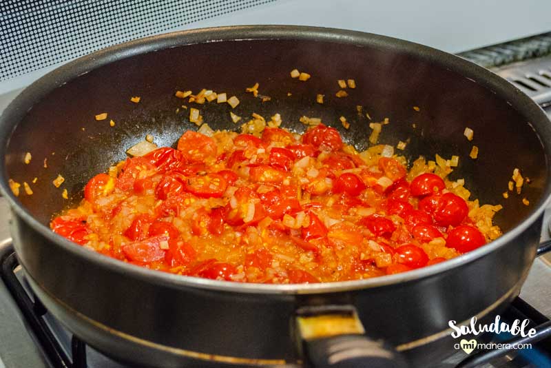 Espagueti de calabacita, tomate y albahaca