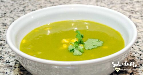 Crema de cilantro, calabacita y yogurt griego