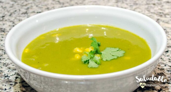 Crema de cilantro, calabacita y yogurt griego