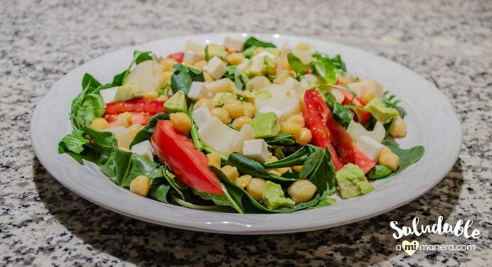 Ensalada de palmitos, garbanzo y aguacate
