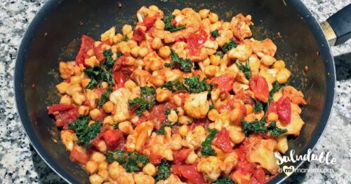 Coliflor con garbanzo, kale y tomates cherry