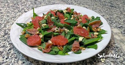 Ensalada de espinacas, toronja, nuez y queso azul