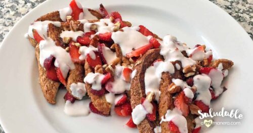 Pan tostado francés con fresas, nuez y yogurt griego