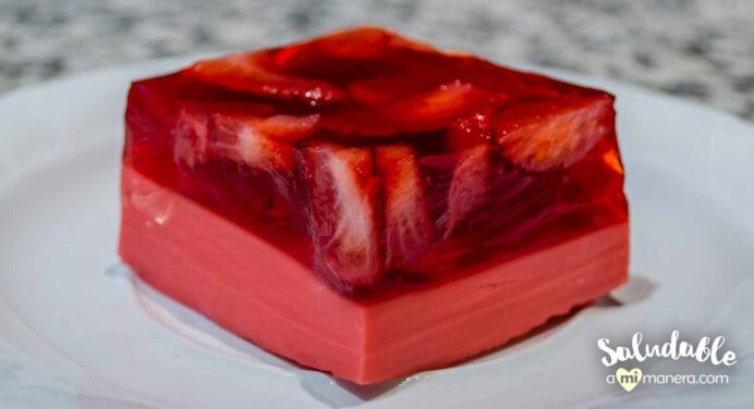 Gelatina de yogurt con fresas