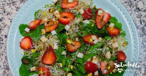 Ensalada de arúgula, fresas y queso feta