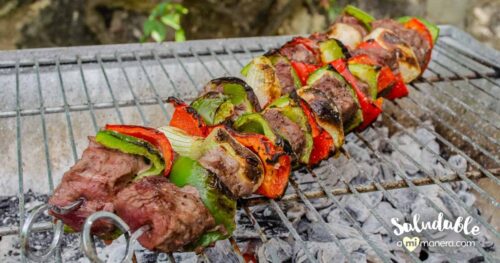 Brochetas de carne de res, pimiento y cebolla