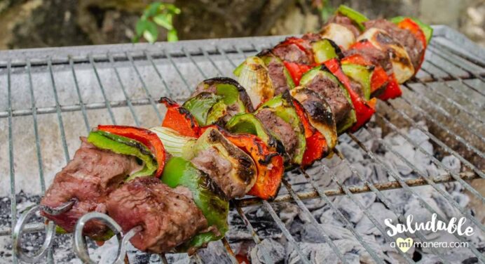 Brochetas de carne de res, pimiento y cebolla