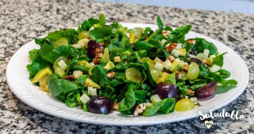 Ensalada de arúgula con uvas y aguacate