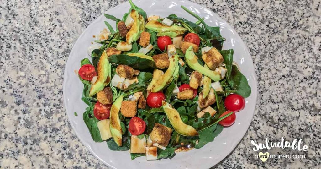 Ensalada de espinaca con aguacate y tomates - saludableamimanera.com