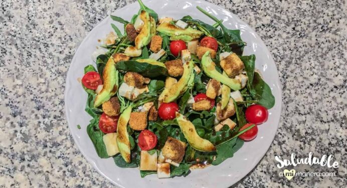 Ensalada de espinaca con aguacate y tomates
