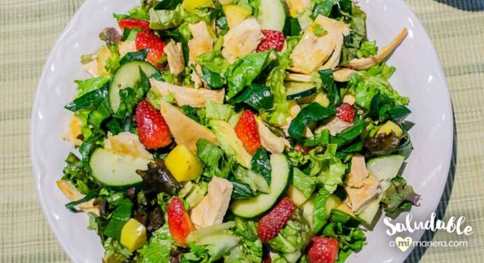 Ensalada con pollo a la plancha y fruta